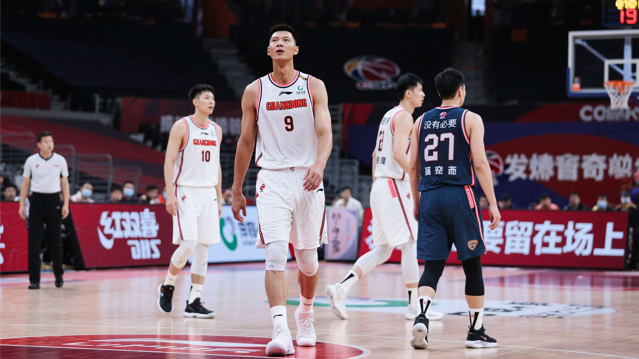 领先20分还输球!CBA名记怒批广东队1人:没有必要留在场上了 CBA赛场从不乏奇迹。可是,当一支球队手握20分巨大优势,最终却落得被逆转的尴尬